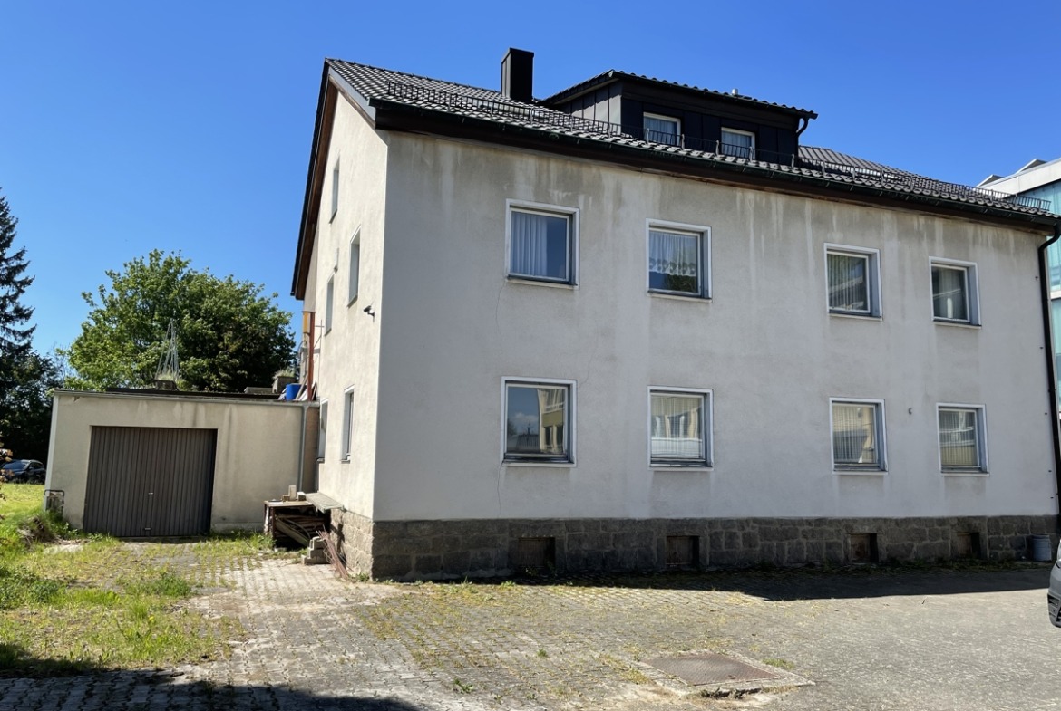 Haus vom Parkplatz aus 