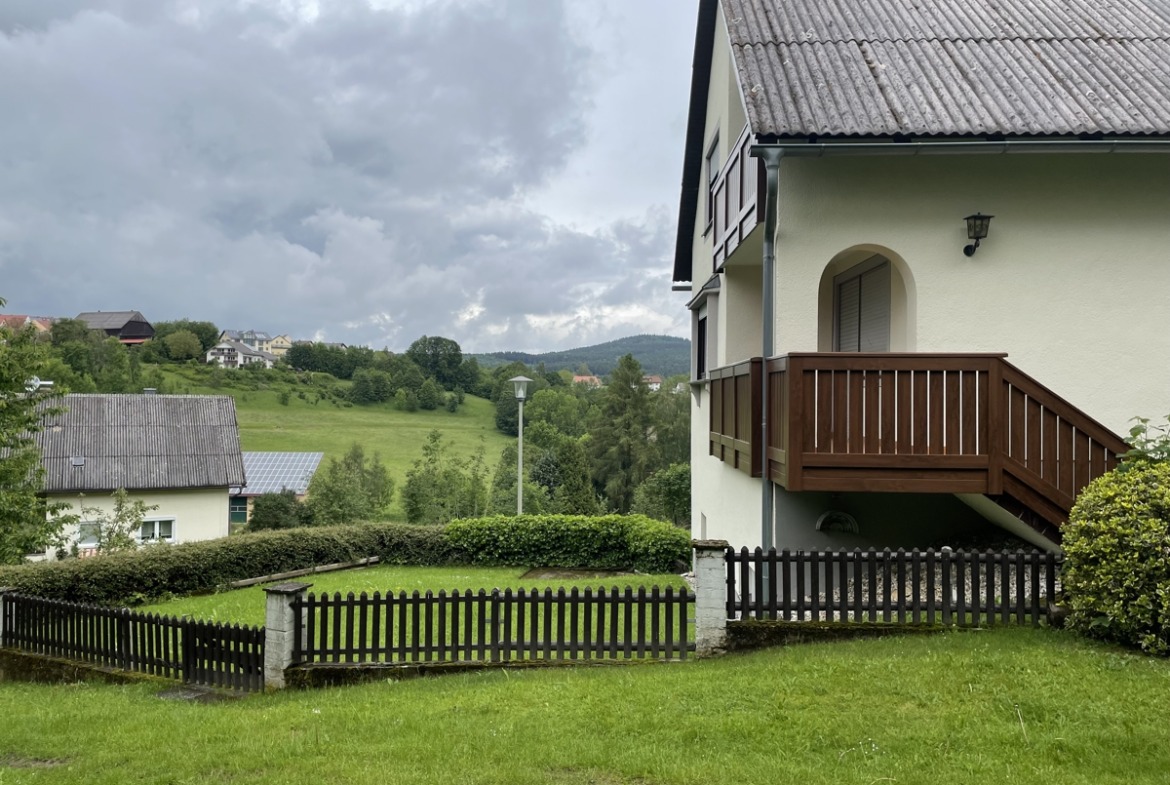 Giebelseite m. Balkon und Ausblick